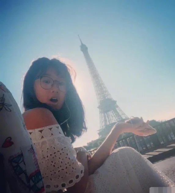 贾静雯首晒梧桐妹正面照：直接避开了贾静雯的基因