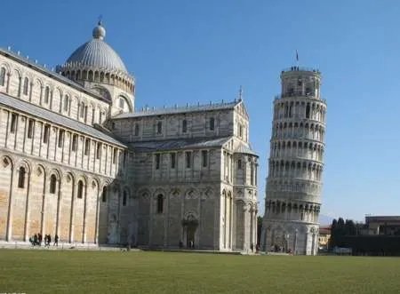 重庆百米大楼斜而不倒,世界上还有哪些倾斜大楼呢?