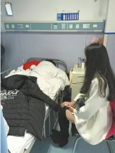 女子拔罐背部起火是怎么回事?