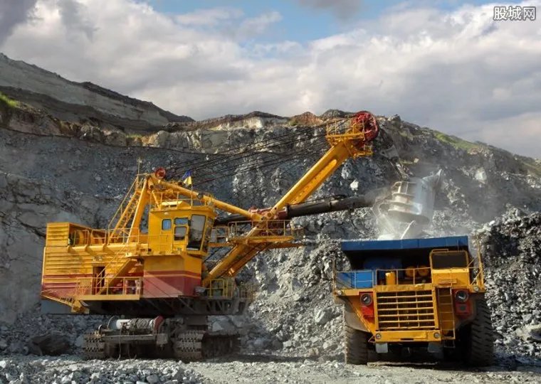 村庄遭非法采矿 企业为牟利非法采矿破坏环境