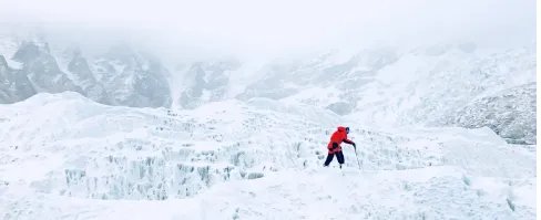 无腿老人怎么做到登顶珠峰的？