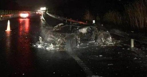 兰博基尼烧成废铁画面：事故详情过程原因曝光