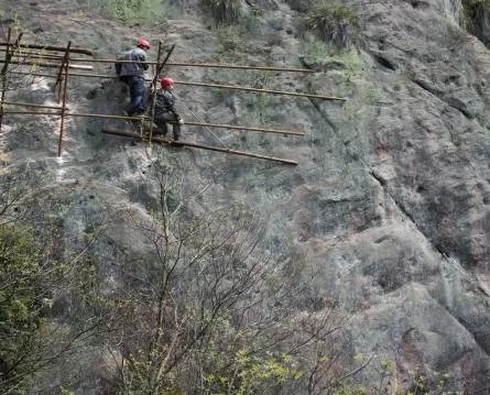玻璃栈道那些让人心酸的背后：玻璃栈道是如何修筑的