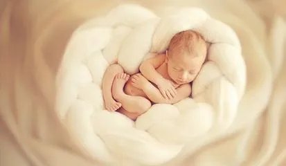 女子2分钟生完娃离开,顺产生孩子真能这么快?