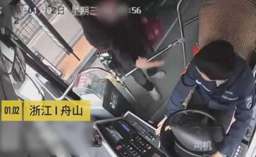 公交司机被扇耳光具体怎么回事:公交司机被扇耳光详情