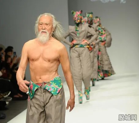 79岁老人登T台走秀 肌肉发达赤裸上半身