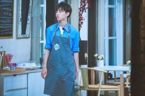 王俊凯花园大片，你最喜欢里面哪一套穿搭？