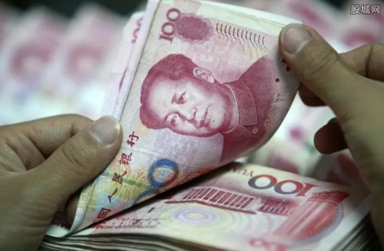 百元大钞一路飘  上演一场“天上掉钞票”戏码