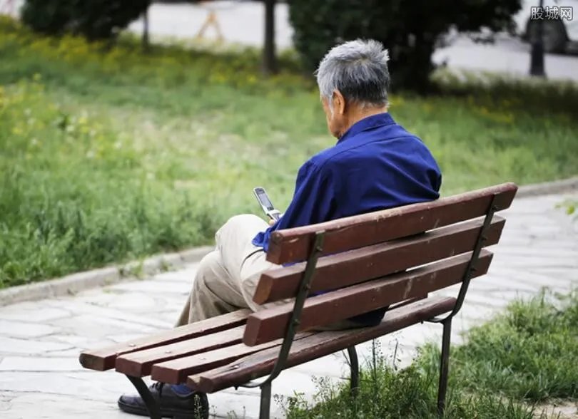 老人劈腿三女友 老情圣诈骗25万元