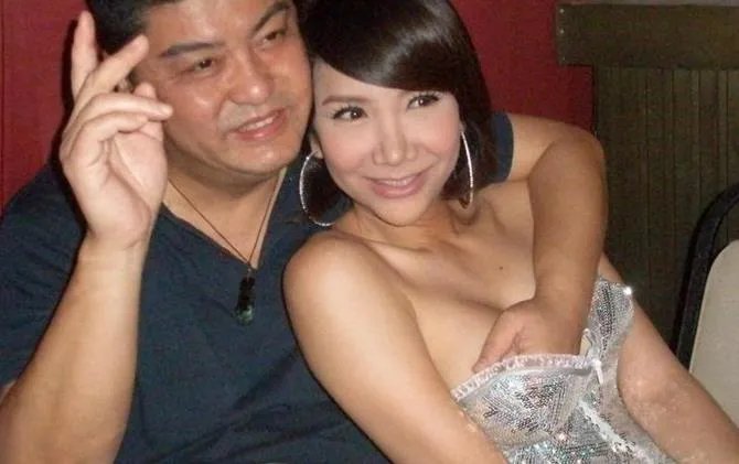 男人撕女人内衣摸奶：快速解罩的技巧一秒解开美女胸衣