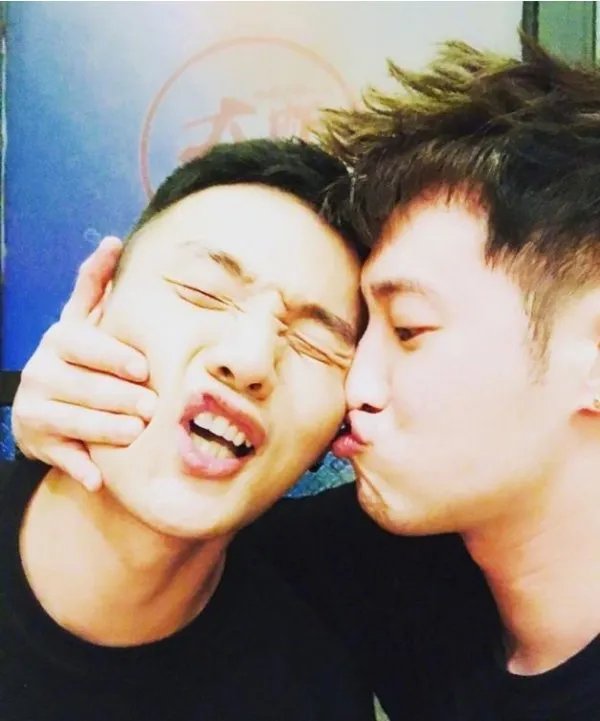 潘玮柏强吻李荣浩是什么梗？