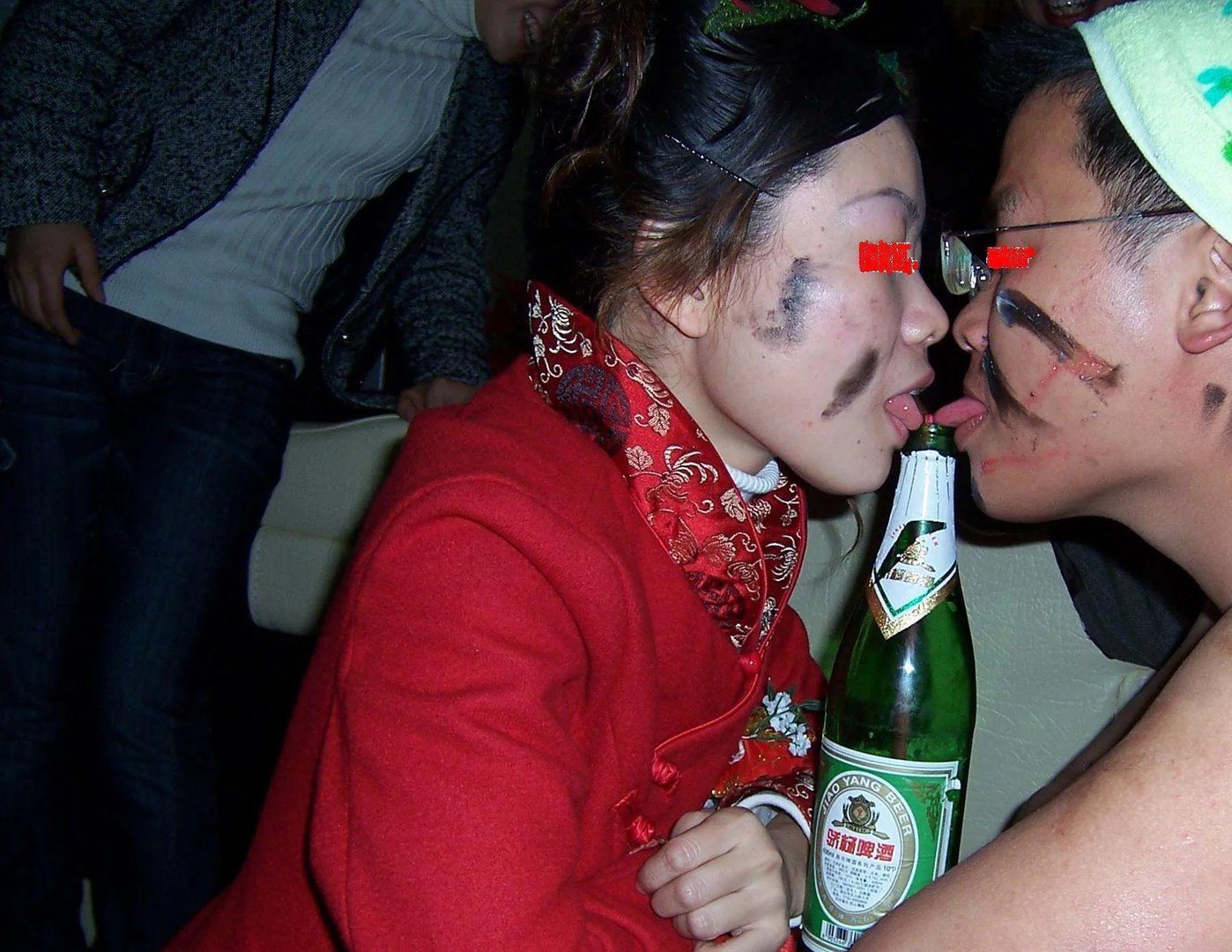 “公共强吻儿媳”声明：在表演，是睁眼说瞎话吗？