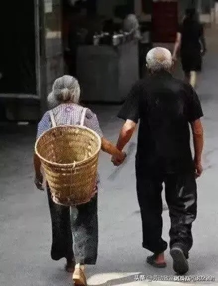 如何委婉地劝说我爸不要再睡在我妈的房间了？