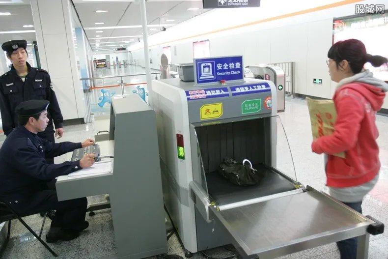 实拍上海地铁：多是拖行李离沪乘客 离泸政策规定公布