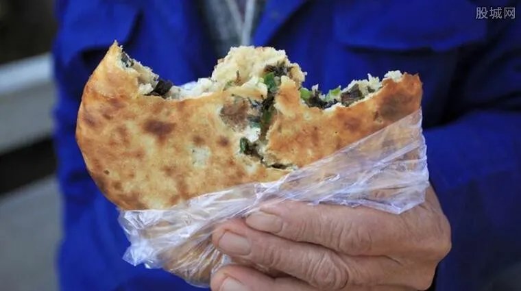 年薪35万请他做烧饼 老板为吃烧饼花重金请他