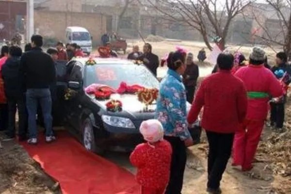 关于河南大爷大妈国庆组团拦婚车一事，你有何看法？