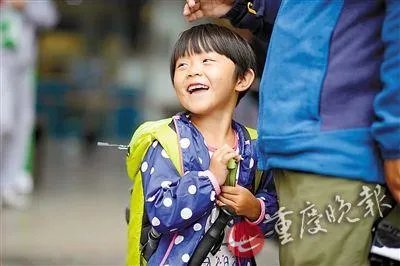 女童随父母游中国 1岁半开始徒步旅行