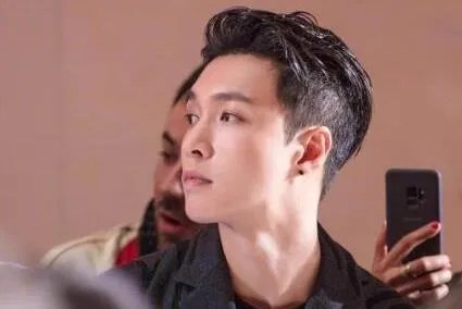 张艺兴微博被举报:原因到底怎么回事