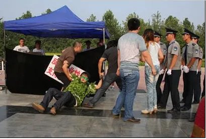 为什么环保志愿者被打伤？