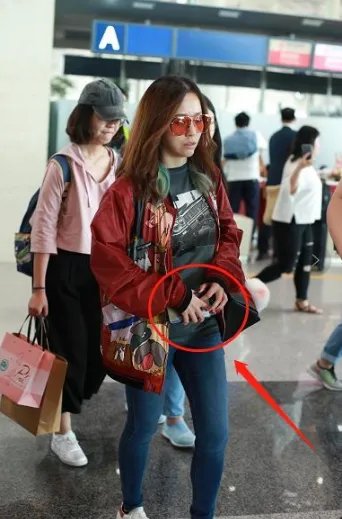 张靓颖恋情后露面捂着肚子干嘛?