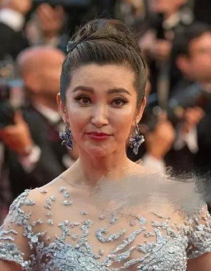 沈月未修图集体脱粉照片曝光又矮大象腿 未修图女明星图片太吓人