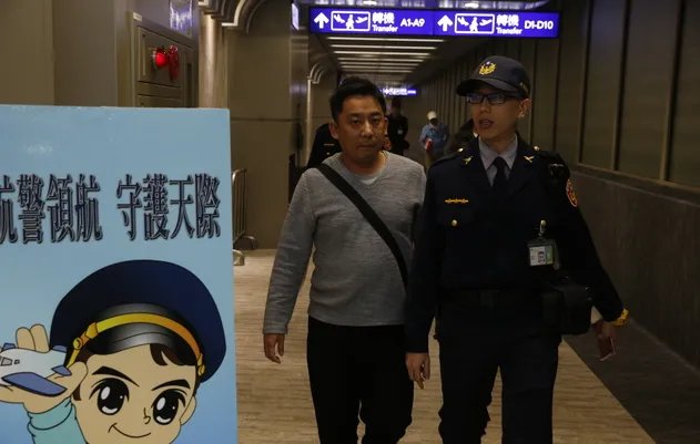 日本乘客飞机上耍酒疯袭空姐怎么处置的?