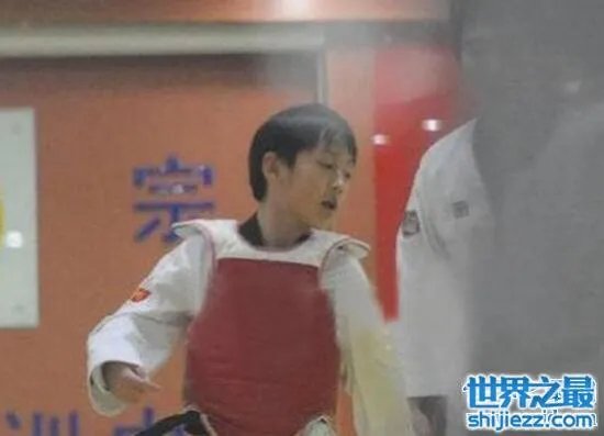 吴秀波娇妻曝光，51岁娇妻尚洁肤白貌美 