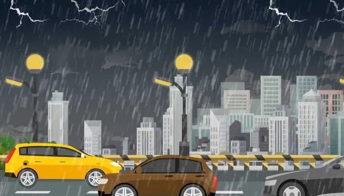 台风泰利致扬州暴雨 扬州公交闯洼地时积水涌入车厢