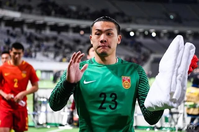 东亚杯国足1比2日本，本场国足的表现暴露出哪些问题？