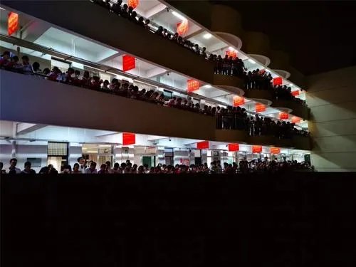 考试时停电高三生开台灯答题，你还记得你的高三岁月吗？