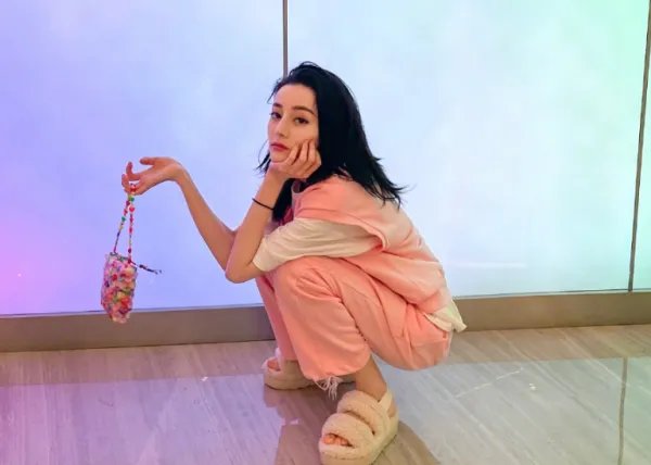 迪丽热巴吊带金色鱼尾礼服造型曝光，这身装扮有多适合她？