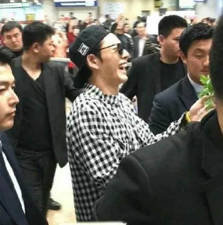 朴海镇粉丝送香菜 男神笑出后槽牙