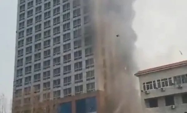 突发！河北石家庄市一高层建筑起火，当地有关部门采取了哪些急救措施？