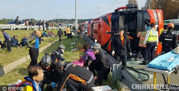 韩国旅游大巴翻车 4人遇难40人受伤
