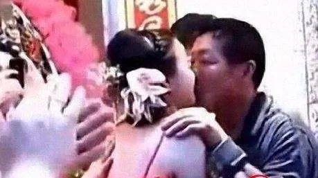 “公共强吻儿媳”声明：在表演，是睁眼说瞎话吗？