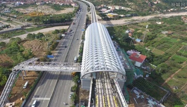 试乘挤爆地铁站 青岛“最美地铁”不用买票也能坐？