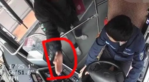 公交司机被扇耳光具体怎么回事:公交司机被扇耳光详情