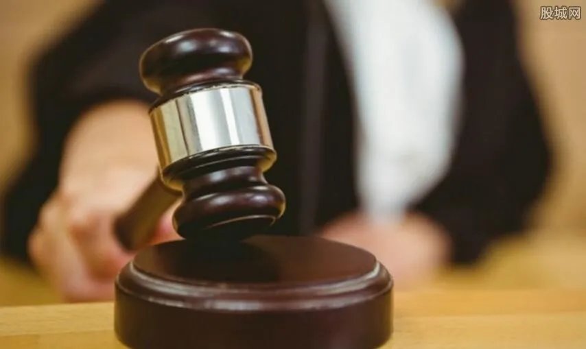 老赖高速逼停警车 逾期不还贷款高速上演惊险一幕