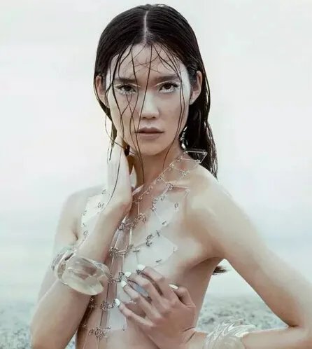 冈本多绪平胸图片欣赏 出演《蝙蝠侠vs超人》受关注