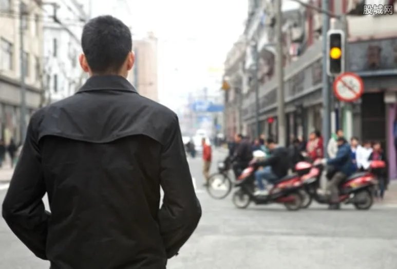 71岁老妇嫁17岁男子 得到男方家人的祝福