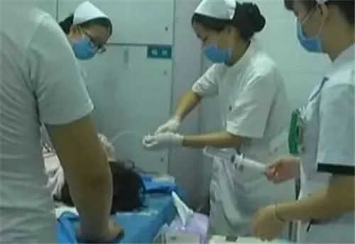 医生报警抢救孕妇 孕妇命悬一线，丈夫拒绝手术还大骂医生