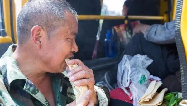 民工带煎饼打工是怎么回事？