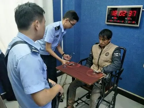 吉林一罪犯利用收工时间强行脱逃,他将会受到什么惩罚?