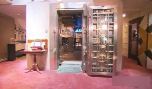 女子买下旧银行大楼 现惊人一幕:变化惊人(图)