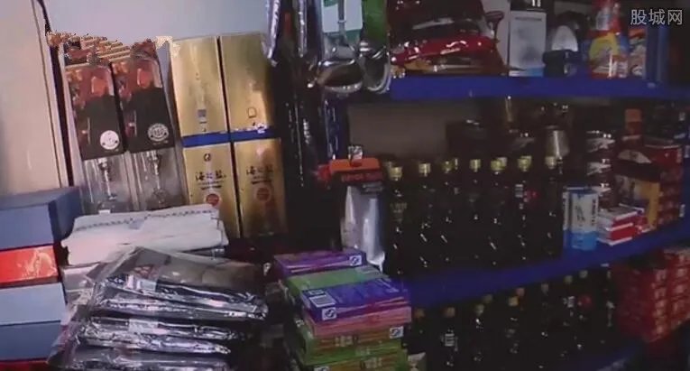 小偷在家开廉价超市 满屋子的商品都是偷来的