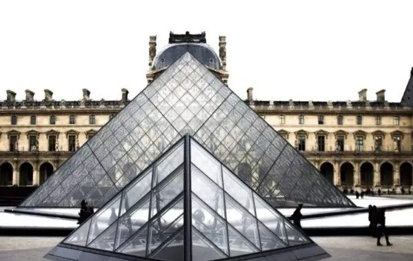 黑人男子当众抱走卢浮宫展品，他的目的是什么？