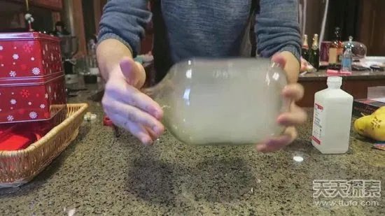 男子向烟瓶倒酒精 下一幕太神奇了