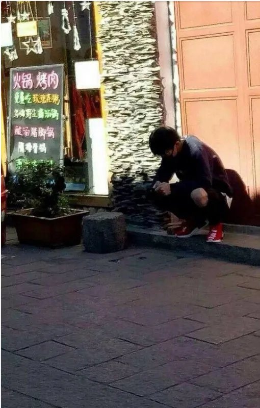 易烊千玺蹭wifi是在哪?