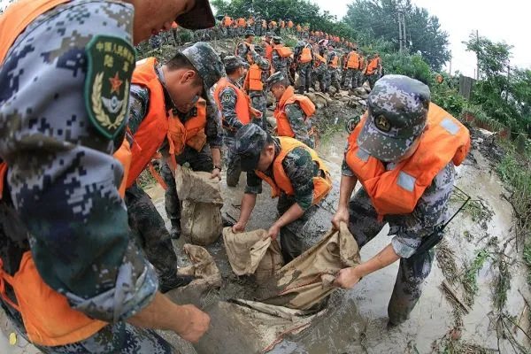 重庆武隆人行道垮塌行人掉入坑中，掉入塌陷坑如何求生？