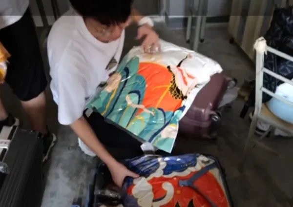 你如何看待广州大一新生带4箱衣服到北方上学这件事?